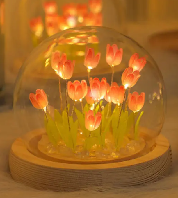 Lámpara LED de flor de tulipán con cubierta.