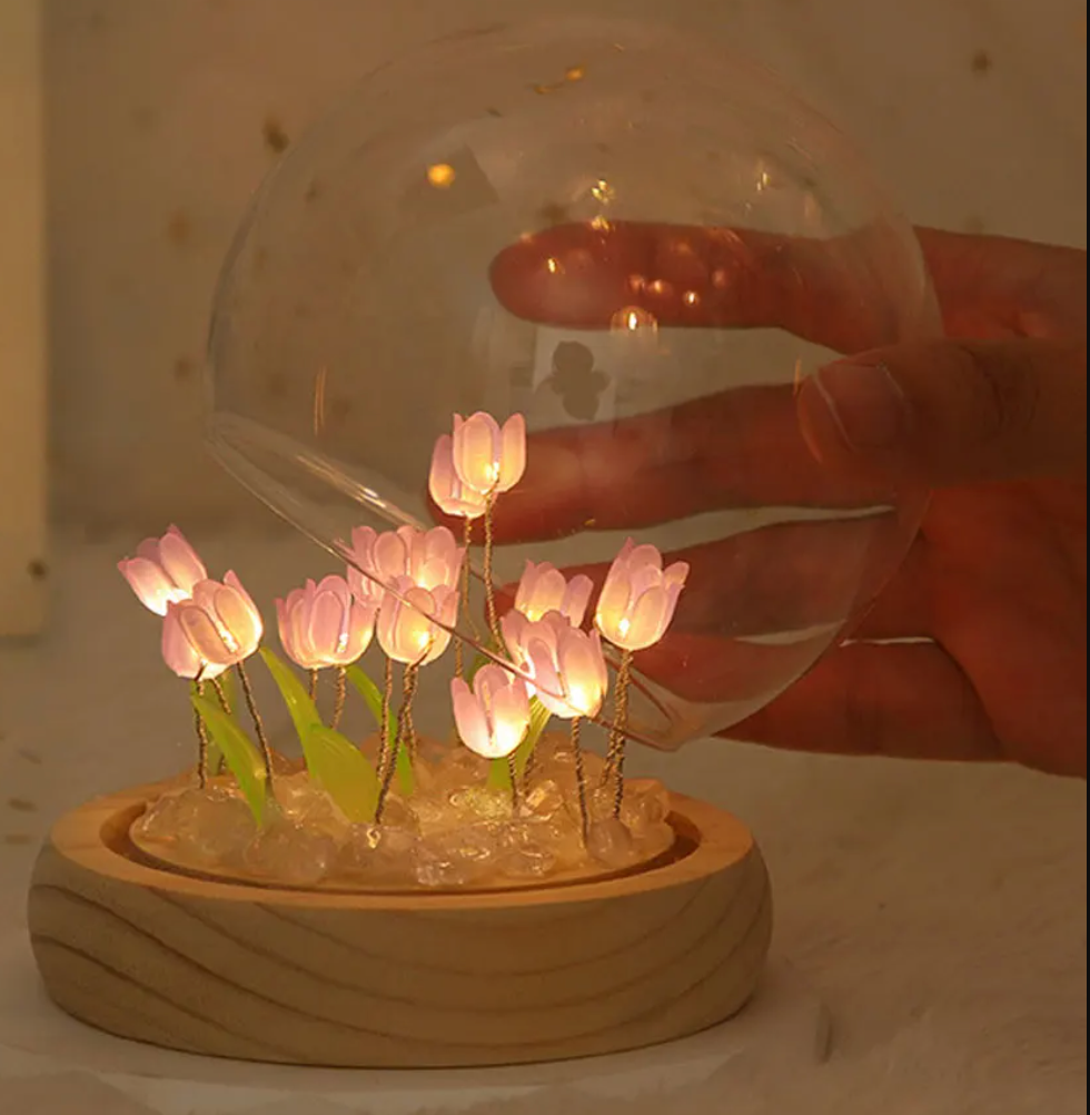 Lámpara LED de flor de tulipán con cubierta.