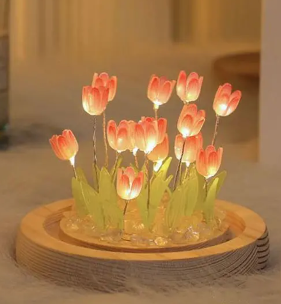 Lámpara LED de flor de tulipán con cubierta.