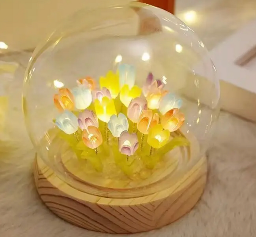 Lámpara LED de flor de tulipán con cubierta.