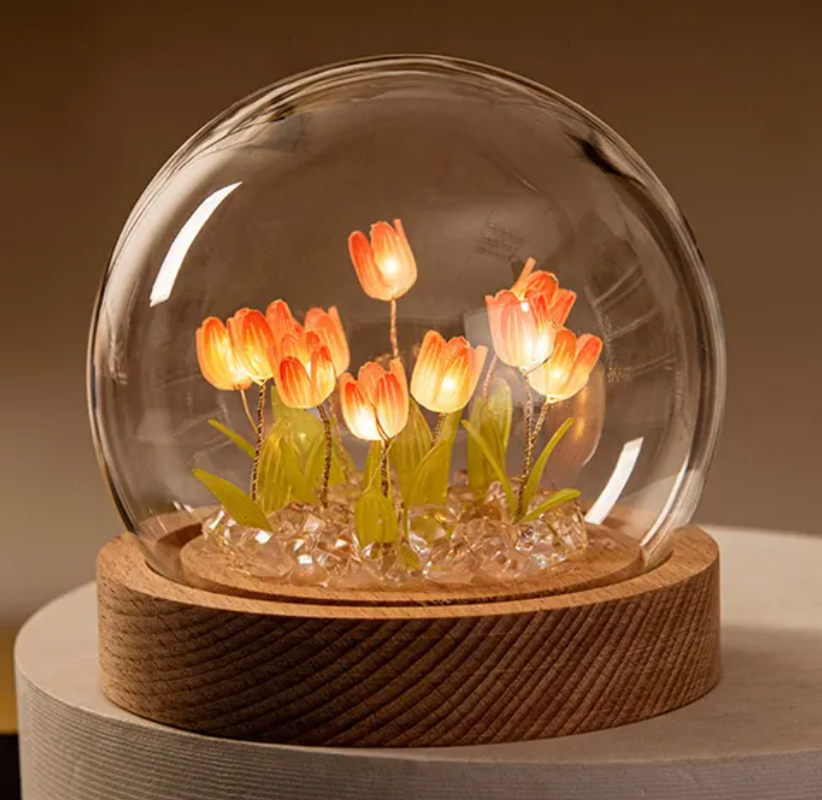 Lámpara LED de flor de tulipán con cubierta.