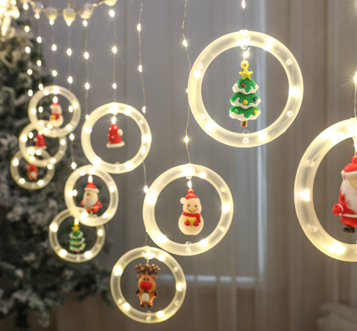 CORTINAS EN AROS DE FIGURAS DE NAVIDAD - Ilumina tu Casa